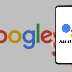 Dłoń trzyma smartfon z logo Asystenta Google. Dowiedz się, jak wyłączyć Asystenta Google, jeśli potrzebujesz prywatności.