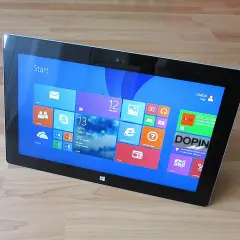 Tablet z interfejsem Windows 8, widok z góry, na drewnianym blacie.
