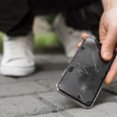 Zepsuty telefon z pękniętą szybką. Zastanawiasz się, ile kosztuje wymiana szybki w telefonie?