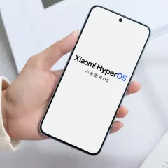 Dłoń trzyma smartfon z logo Xiaomi HyperOS. Nowy system operacyjny zapowiada rewolucję.