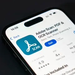 Na ekranie telefonu widać aplikację Adobe Scan, która działa jak skaner. Możesz nią zeskanować dokumenty, tekst i zdjęcia.