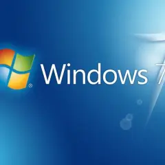 Logo Windows 7 na niebieskim tle. Klasyczny wygląd systemu, który wielu wspomina z sentymentem.