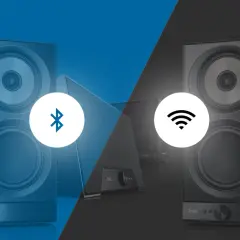 Dwie strony głośników, jedna z ikoną Bluetooth, druga z Wi-Fi. Idealne do systemu multiroom.