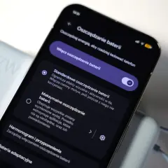 Telefon z włączonym trybem oszczędzania baterii, obok ładowarki 67W. Funkcja "always on display" nie jest widoczna.
