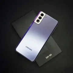 Fioletowy Samsung S21+ 5G na czarnym tle. Zapomniałeś kodu? Sprawdź, jak odblokować telefon Samsung.