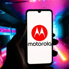 Dłoń trzyma smartfon z logo Motorola. Chcesz wiedzieć, jak wyłączyć telefon Motorola?