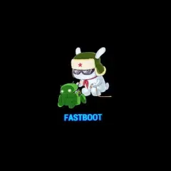 Biały królik w wojskowej czapce i goglach, trzymający smycz zielonego robota Androida. Napis "FASTBOOT" pod nimi, sugerujący tryb uruchamiania Xiaomi.