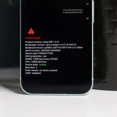 Telefon w trybie **fastboot** z informacjami o wersji oprogramowania, stanie blokady i powodzie uruchomienia.