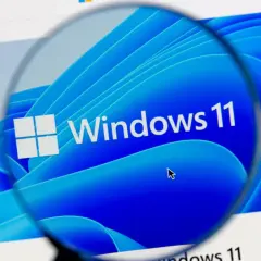 Lupa powiększa logo Windows 11, sugerując rozwiązanie problemu z wolnym komputerem.
