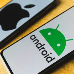 Dwa telefony: jeden z logo Androida, drugi z logo Apple. Dowiedz się, jak przenieść dane z Androida na iPhone.