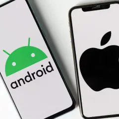 Dwa telefony, jeden z logo Android, drugi z logo Apple. Porównanie ustawień telefonu.