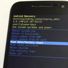 Ekran telefonu z menu Android Recovery. Wybrana opcja "Wipe data/factory reset" pokazuje, jak zresetować telefon do ustawień fabrycznych.