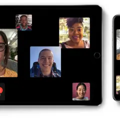 Uśmiechnięci ludzie na ekranach tabletu i telefonu podczas rozmowy **Facetime**. Widać kilka okienek z uczestnikami.