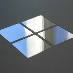 Cztery kwadratowe, lustrzane panele tworzą symbol Windows. Gdy system szwankuje, warto uruchomić `sfc scannow`.