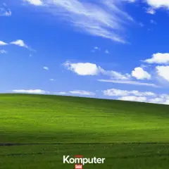 Zielone wzgórze pod błękitnym niebem z białymi chmurami, ikoniczny krajobraz z **Windows XP**.