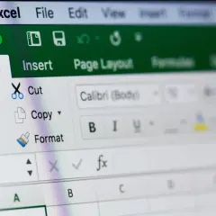 Ekran programu Excel z widocznymi opcjami edycji, takimi jak "Cut" (Wytnij) i "Copy" (Kopiuj), ułatwiającymi blokowanie komórek Excel.