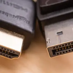 Zbliżenie na wtyczki kabli HDMI i DisplayPort.