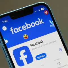 Telefon z aplikacją Facebook. Dowiedz się, jak usunąć relacje z FB, by uporządkować swoje konto.