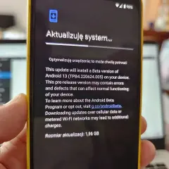 Aktualizacja systemu na telefonie z Android 13 w wersji beta. Trwa optymalizacja urządzenia.