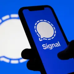 Dłoń trzyma smartfon z otwartą aplikacją Signal, popularnym komunikator.