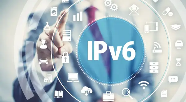 Człowiek dotyka ekranu z napisem IPv6, otoczonego ikonami symbolizującymi różne technologie i usługi, od samochodów po chmurę.