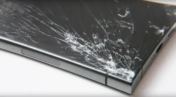 Rozbite szkło ekranu telefonu komórkowego, co to za pech!