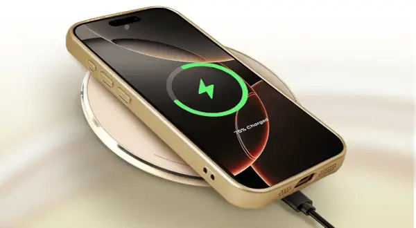 Złoty iPhone 11 na ładowarce indukcyjnej, ekran pokazuje 75% naładowania. Dowiedz się, jak włączyć ładowanie indukcyjne iPhone 11.
