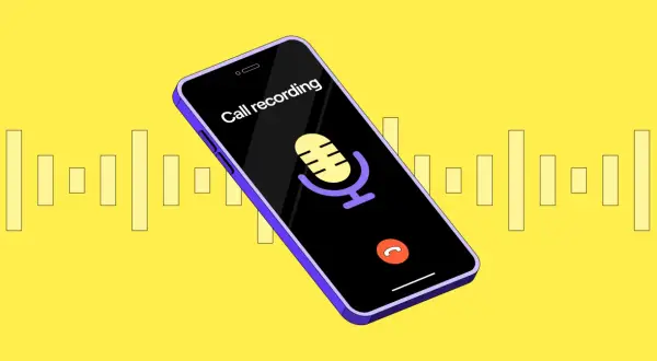 Telefon z ikoną mikrofonu i napisem "Call recording". Aplikacja do nagrywania rozmów w akcji, z wizualizacją dźwięku w tle.