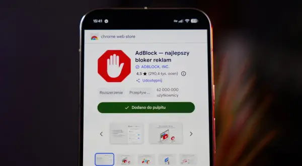 Ekran telefonu z Chrome Web Store, pokazujący rozszerzenie AdBlock. Jeśli chcesz wiedzieć, jak wyłączyć adblocka, to właśnie widzisz jego ikonę.