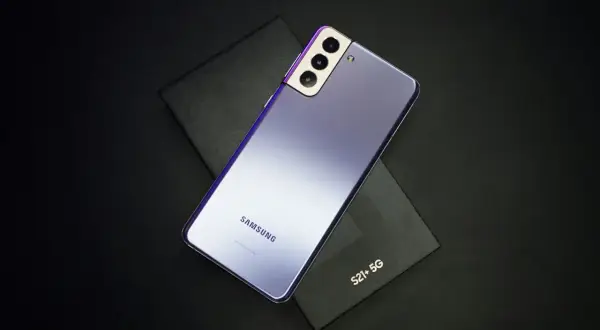 Fioletowy Samsung S21+ 5G na czarnym tle. Zapomniałeś kodu? Sprawdź, jak odblokować telefon Samsung.