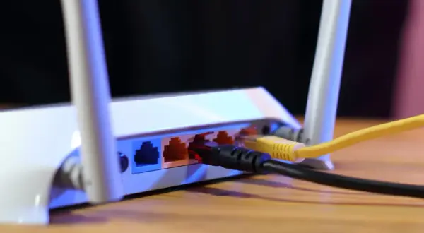 Router z podłączonymi kablami. Może to być przyczyną, że **fix wifi keeps disconnecting**.