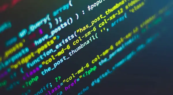 Kod PHP wyświetlany na ekranie, z fragmentami `cmd` w tle.