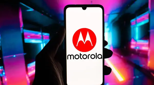 Dłoń trzyma smartfon z logo Motorola. Chcesz wiedzieć, jak wyłączyć telefon Motorola?