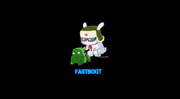 Biały królik w wojskowej czapce i goglach, trzymający smycz zielonego robota Androida. Napis "FASTBOOT" pod nimi, sugerujący tryb uruchamiania Xiaomi.