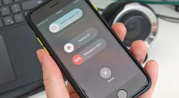 Ekran wyłączania iPhone'a. Dowiedz się, jak zresetować iPhone, przesuwając suwak "slide to power off".