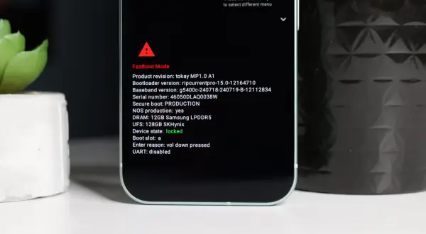 Telefon w trybie **fastboot** z informacjami o wersji oprogramowania, stanie blokady i powodzie uruchomienia.