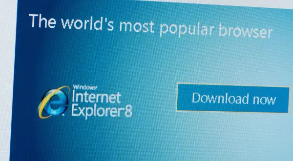 Ekran z napisem "The world's most popular browser" i logo Internet Explorer 8. Obok przycisk "Download now".