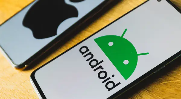 Dwa telefony: jeden z logo Androida, drugi z logo Apple. Dowiedz się, jak przenieść dane z Androida na iPhone.