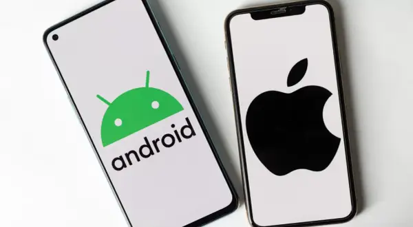 Dwa telefony, jeden z logo Android, drugi z logo Apple. Porównanie ustawień telefonu.