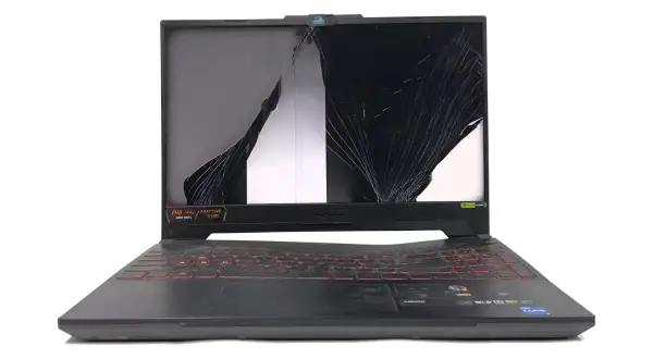 Uszkodzony czarny ekran w laptopie, pęknięty na pół, z widocznymi pęknięciami i fragmentami białego tła.