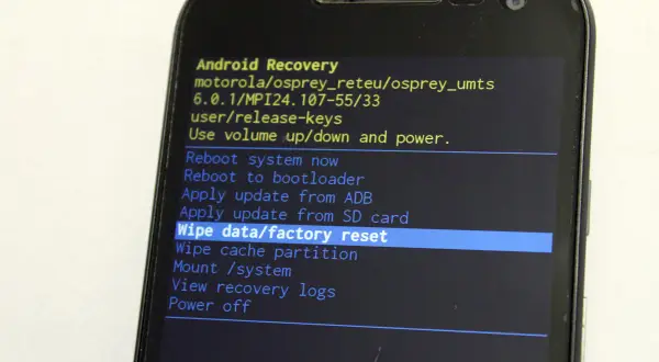 Ekran telefonu z menu Android Recovery. Wybrana opcja "Wipe data/factory reset" pokazuje, jak zresetować telefon do ustawień fabrycznych.