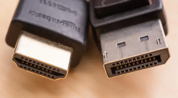 Zbliżenie na wtyczki kabli HDMI i DisplayPort.