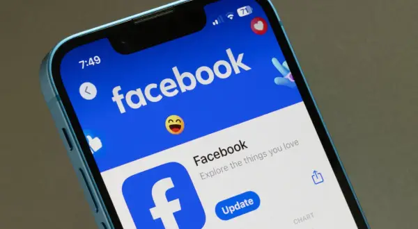 Telefon z aplikacją Facebook. Dowiedz się, jak usunąć relacje z FB, by uporządkować swoje konto.