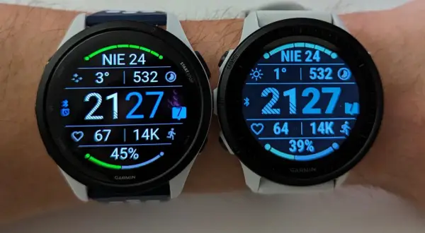 Dwa zegarki Garmin z wyświetlaczami AMOLED pokazują dane o aktywności: kroki, tętno, temperaturę i procent baterii.