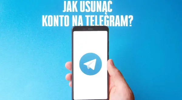 Dłoń trzyma smartfon z logo Telegram na niebieskim tle.