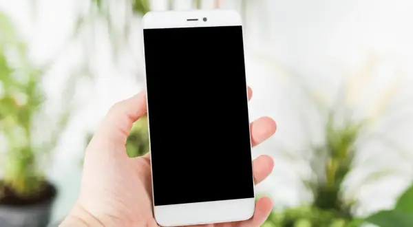 Czy pęknięty ekran w iPhone trzeba wymieniać od razu?