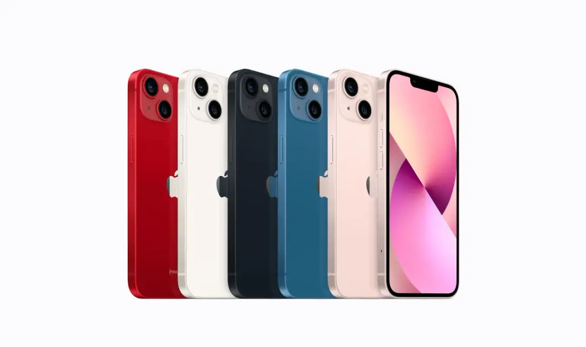 Jaki jest najnowszy iPhone? Pięć modeli iPhone'a w kolorach: czerwonym, białym, granatowym, niebieskim i różowym, ustawionych w rzędzie.