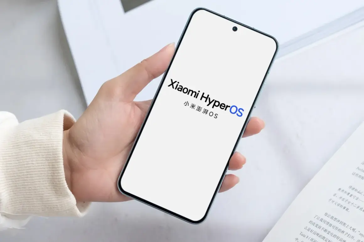 Dłoń trzyma smartfon z logo Xiaomi HyperOS. Nowy system operacyjny zapowiada rewolucję.