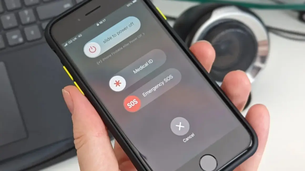 Ekran wyłączania iPhone'a. Dowiedz się, jak zresetować iPhone, przesuwając suwak "slide to power off".