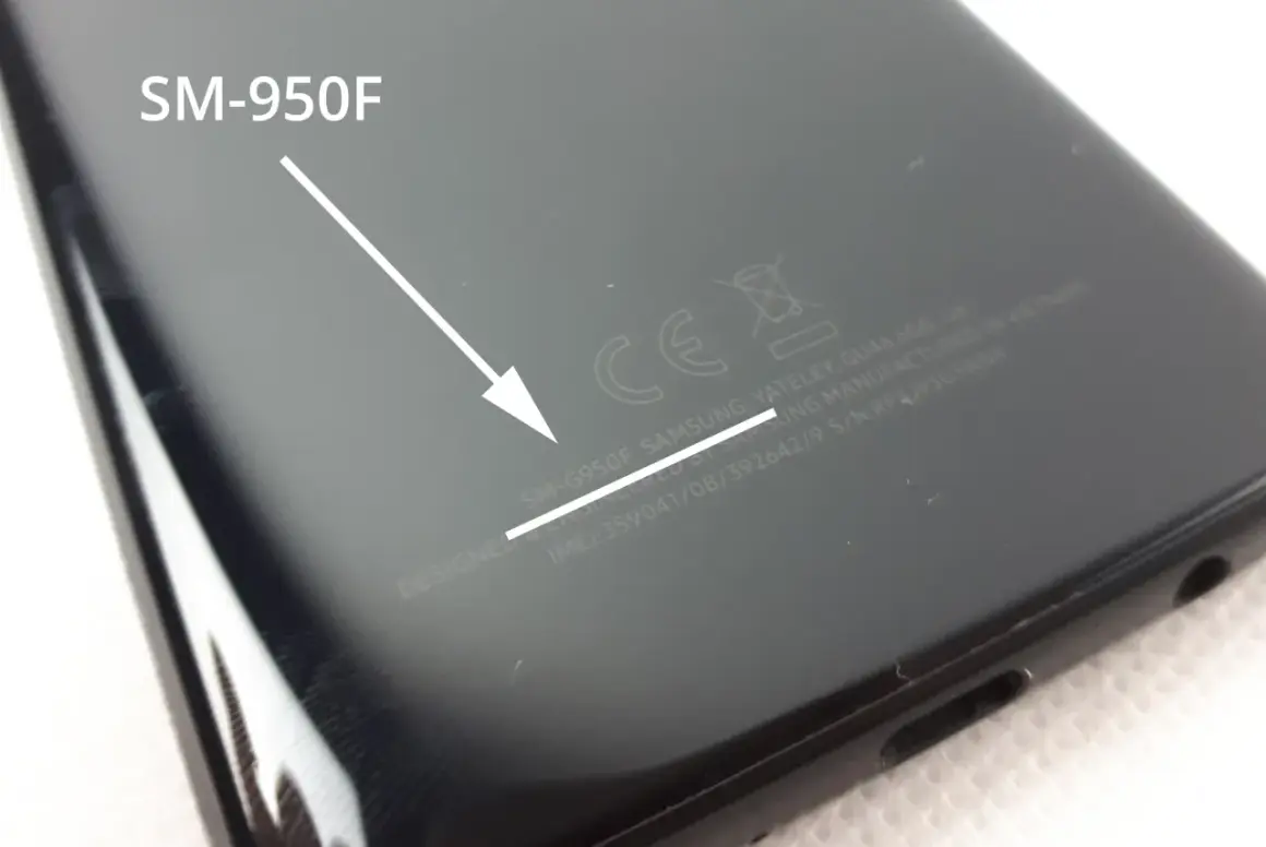 SM-G950F - tak sprawdzisz model telefonu. Na tylnej obudowie widoczny jest numer modelu i IMEI.